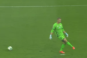 Cười chút chơi với cú sút tưởng tượng hài hước nhất năm