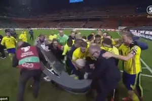 Cầu thủ Thụy Điển ăn mừng “nổi loạn”, De Rossi nổi giận