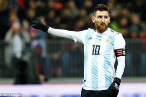 ‘Tôi khó chịu với thành tích của Messi’