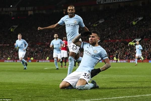 MU ‘buông súng’, cả Premier League dưới chân Man City