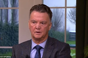 HLV Louis van Gaal tấn công Mourinho