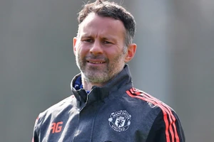 Huyền thoại MU… kêu gọi Mourinho ‘đầu hàng’ Man City