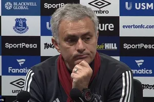 Mourinho thẳng thừng chỉ trích huyền thoại MU