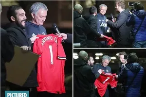 Sốc: Mourinho bị lừa ký vào áo đấu MU mang tên... Conte