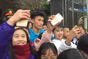 Hàng ngàn người đón thủ môn Bùi Tiến Dũng ở quê nhà