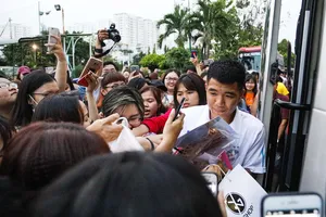Đức Chinh, Tiến Dụng bị hàng trăm fan 'vây' ở TP.HCM