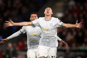 MU ngược dòng khó tin, vẫn đầu hàng Man City