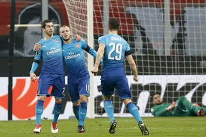 Arsenal đả bại AC Milan, Dortmund thua sốc