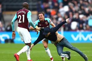 Toàn cảnh vụ Fan WestHam tràn xuống SVĐ London làm loạn
