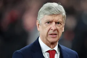 HLV Arsene Wenger bất ngờ bỏ họp báo vì… mất giọng