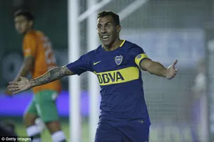 Hy hữu: Cựu sao MU, Tevez dính chấn thương trong nhà tù