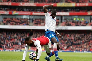 Tranh cãi Lacazette dùng tay ôm bóng, Arsenal hưởng 11m