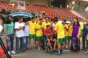 Cầu thủ bị tai biến, đồng đội tổ chức trận cầu nghĩa tình