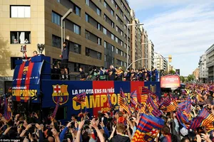 Barcelona diễu hành hoành tráng mừng ‘cú đúp’ vô địch