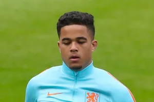 Huyền thoại MU tìm mọi cách ngăn cản Kluivert đến Old Trafford