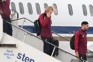 Cầu thủ Liverpool buồn bã, Karius che mặt bước xuống máy bay