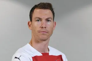 Bản hợp đồng đầu tiên của Arsenal là với... 'ông già' 34 tuổi