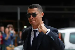 Ronaldo bảnh bao dẫn đầu đội tuyển Bồ Đào Nha bay đến Nga