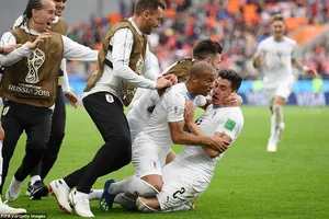 Suarez, Cavani vô duyên, hậu vệ định đoạt trận đấu phút 89