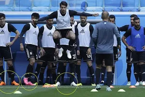 Iran vượt nghịch cảnh bị Mỹ cấm vận...giày ở World Cup ra sao?