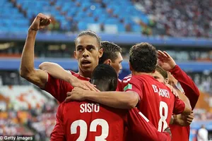 Schmeichel hóa 'người nhện', Peru thua đau Đan Mạch