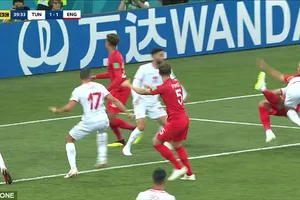 Kane bị chơi 'đấu vật', trọng tài làm lơ, người Anh bất bình