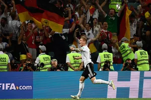 Đức 'chết đi sống lại' ngược dòng ngoạn mục phút bù giờ 90+5