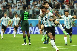 Messi lập siêu phẩm, Rojo hóa người hùng giải cứu Argentina