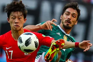 Đức bị loại, Hummels quay sang ủng hộ đại kình địch