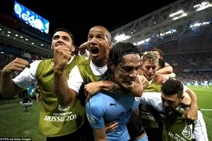 Cavani ‘tiễn’ Ronaldo ‘theo chân’ Messi về nước như thế nào?