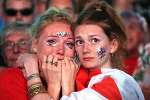 Thua cay đắng Croatia, fan Anh đau đớn bật khóc nức nở
