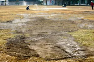 Cận cảnh sân tập xấu tệ của Olympic Việt Nam