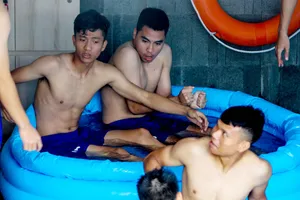 Olympic Việt Nam tập luyện ở hai nơi, ngâm nước đá hồi phục