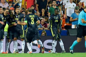 Ronaldo nhận thẻ đỏ, thành Manchester chia nửa buồn vui