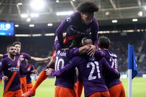 Man City thắng nghẹt thở phút cuối, MU chưa thoát khủng hoảng