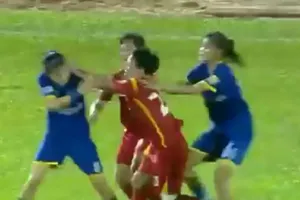 Clip ẩu đả trong trận bán kết bóng đá nữ giải vô địch quốc gia