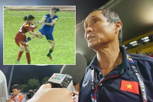 Nữ cầu thủ loạn đả: Ai dám cho con đi đá bóng?