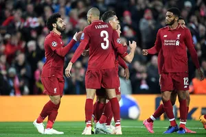 Napoli, PSG níu chân nhau, Liverpool lên đỉnh bảng