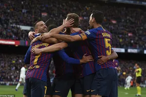 Suarez lập hat-trick, Barcelona 'nhấn chìm' Real Madrid