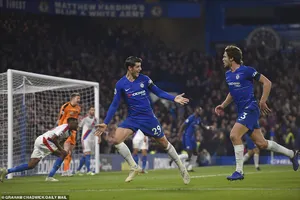 Morata tỏa sáng, Chelsea vượt mặt Liverpool