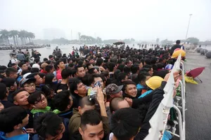 Mỹ Đình 'thất thủ', chợ đen thắng lớn!