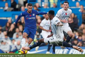 Bị Everton cản bước, Chelsea 'hụt hơi'