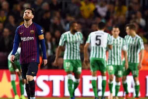 Messi trở lại lập cú đúp, Barcelona vẫn thua cực sốc
