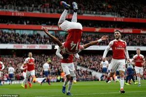 Ngược dòng ngoạn mục hạ Tottenham, Arsenal bay vào Top 4