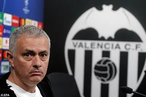HLV Mourinho khó chịu khi bị truyền thông đặt câu hỏi về Pogba