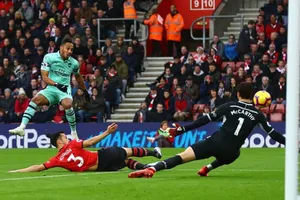 Arsenal đứt mạch bất bại, Southampton thoát nhóm cầm đèn đỏ