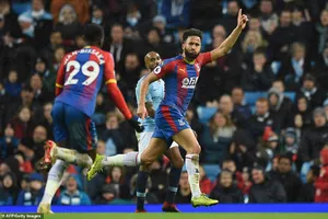 Man City, Chelsea cùng thua sốc sân nhà, Liverpool bứt phá