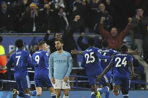 Thua sốc Leicester City, Man. City hụt hơi trước Liverpool