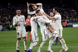 Barcelona thắng dễ, Real Madrid suýt ‘ôm hận’