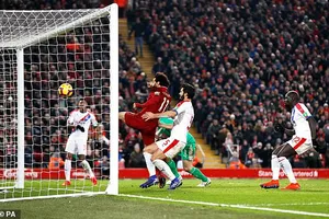 Liverpool ngược dòng nghẹt thở trong trận cầu 7 bàn thắng